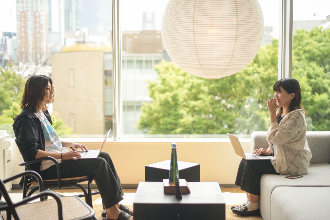 採光の良いオフィスにはフリースペースも豊富で、息抜きや仲間とのコミュニケーションを促進してくれる要素のでになっている。