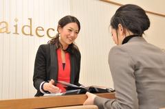 店舗でのスタッフの仕事は、顧客とジュエリーの話を</br>じっくり聞くカウンセリング