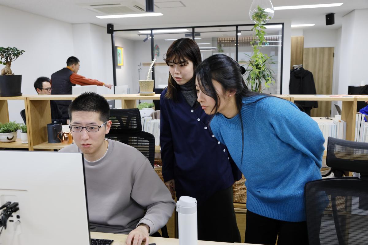 マーケ、エンジニア、デザイナーなどチームワークで顧客の成功に向かって真剣に伴走しています。