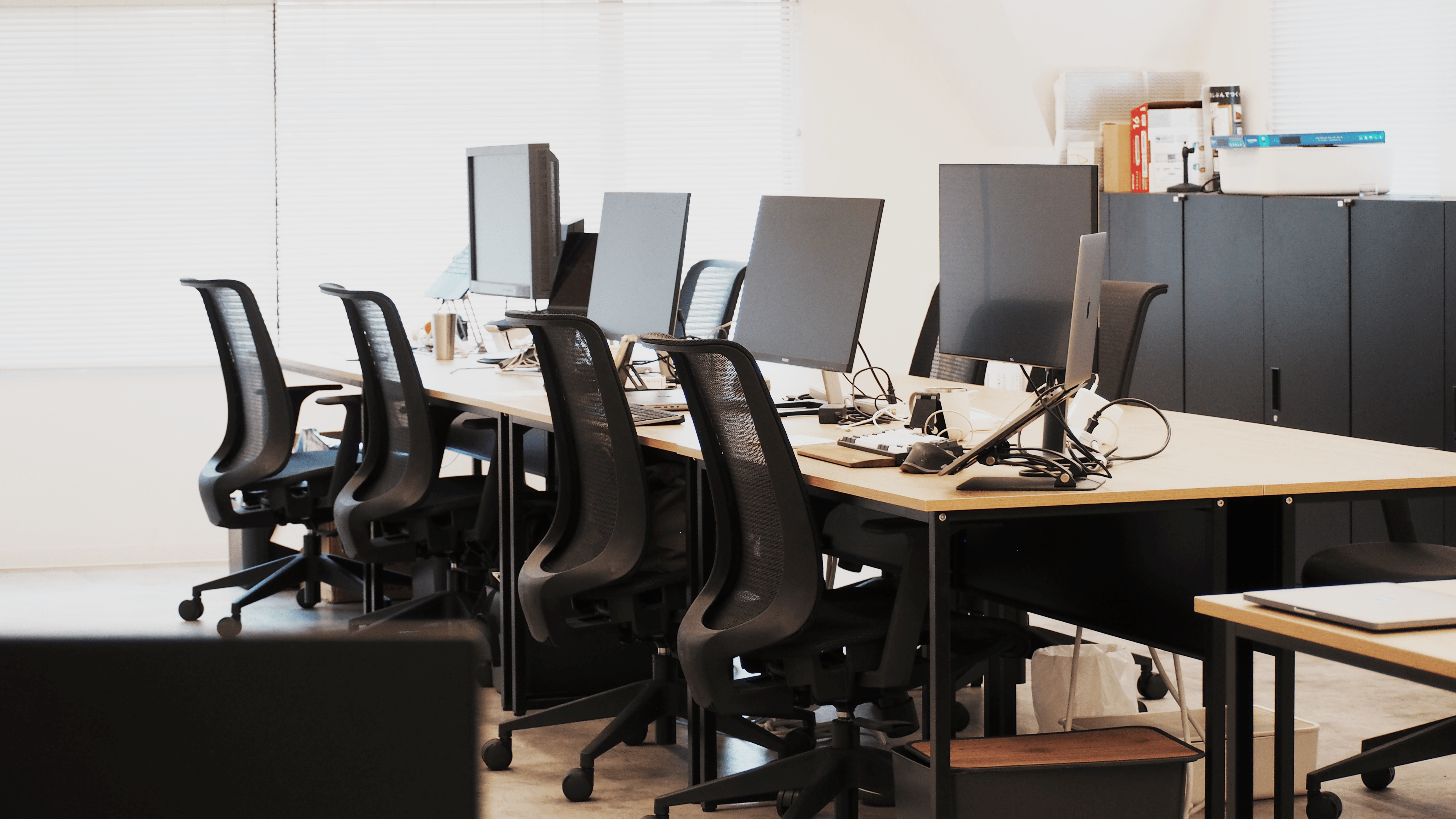 ミニマルで清潔感のあるオフィス