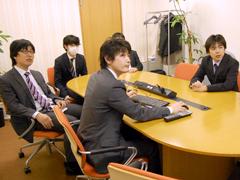 社内ミーティングでは、プロジェクトの進捗のみならず、頻繁にブレストも行われる。