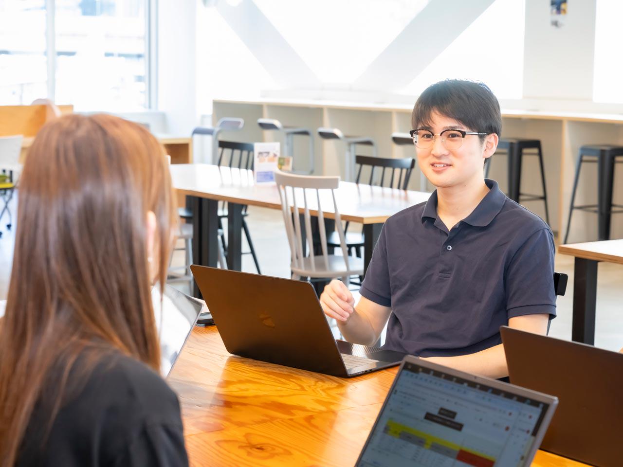 国は2030年までに30万口のEV充電器設置を目標に掲げているが、同社は2027年度までに国内に10万口というトップシェアを目指す。