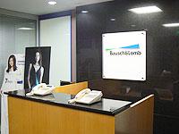 本社エントランス。<br />社内は落ち着いた雰囲気が漂う。