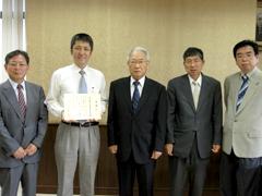 金沢大学の役員の方々との記念撮影。