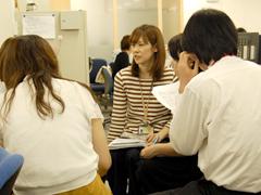 ミーティング風景。男性が３割・女性が７割で、年齢層は20～50代までと幅広い。