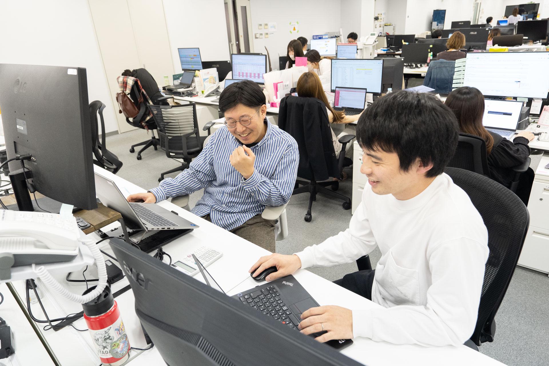 2025年3月時点の従業員は200名で、平均年齢は34歳。