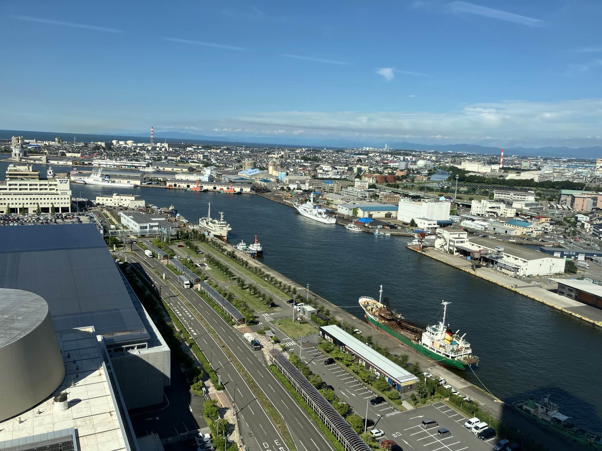 新潟オフィスからの眺望です。信濃川を眼下に日本海を一望できます