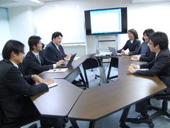 少数精鋭の環境なので、プロジェクトの垣根を超えて、アイディア交換をすることも。