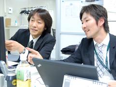 社内はとてもオープンでフラットな環境。</br>隣同士でディスカッションする姿も。