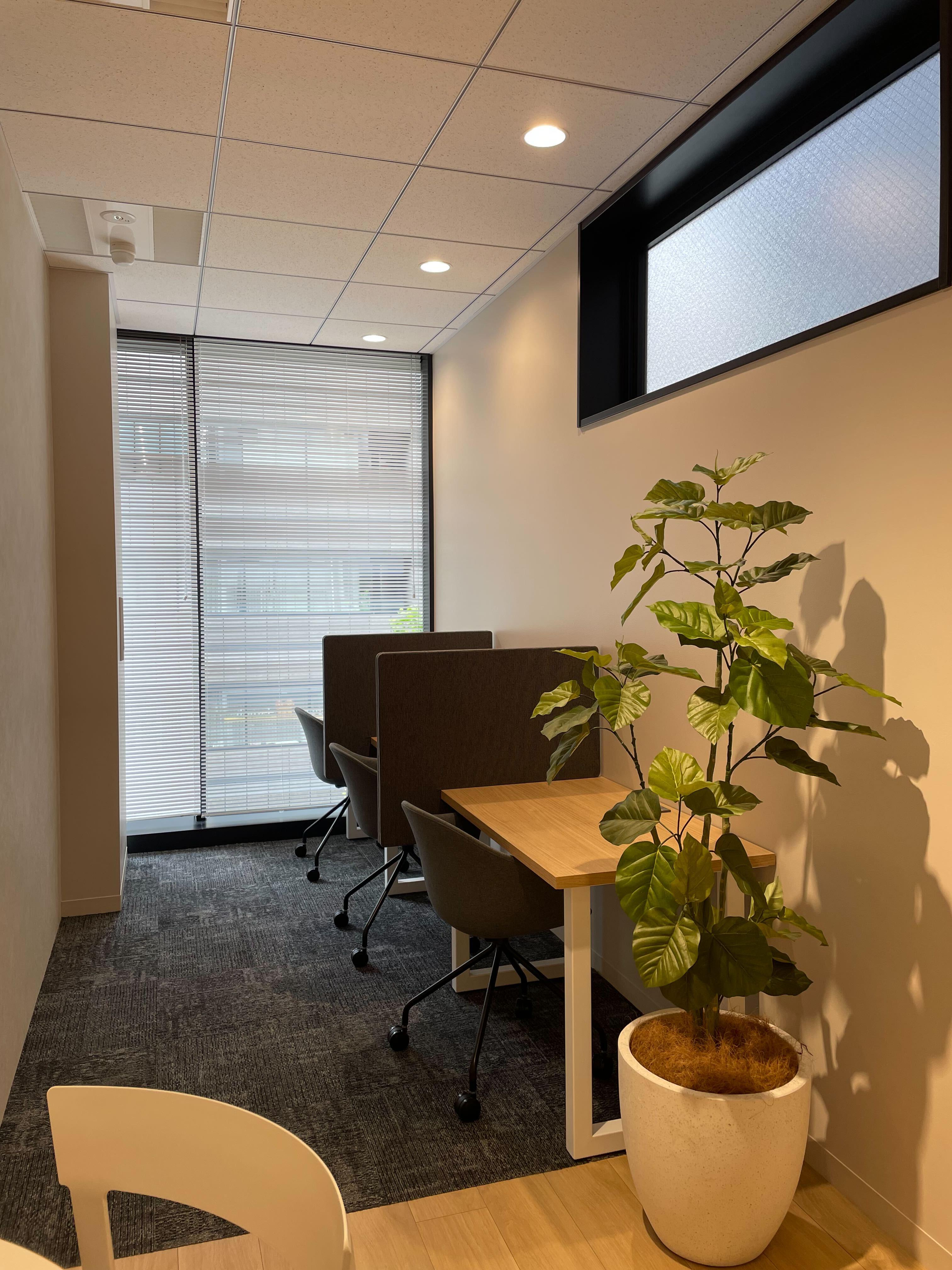 同ラボのオフィス空間は、前述のABWを実現。集中したい時のための個人ブースや、軽い打ち合わせや休憩等に利用できるフリースペース、モニタを共有しての共同作業に適した窓際カウンター、会議室、3連モニター、座席チェックインシステム、環境センサー、空間センサー等が整備され、働きやすさは抜群だ。