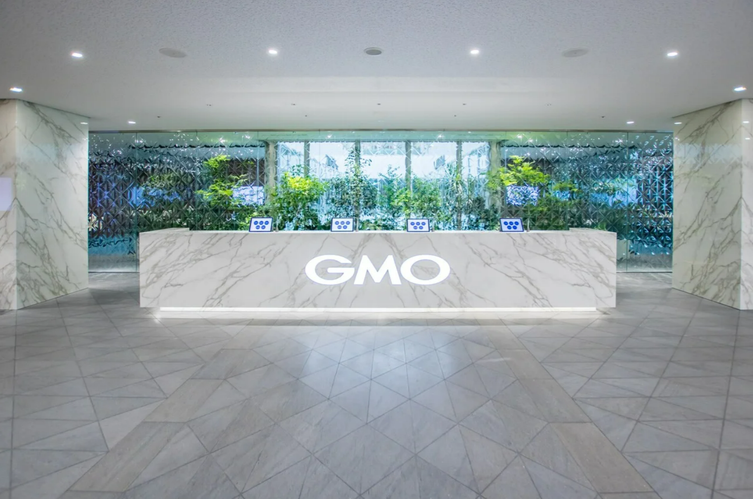 事業内容：店舗のCX向上およびDX推進を支援するマーケティングプラットフォームの開発、提供