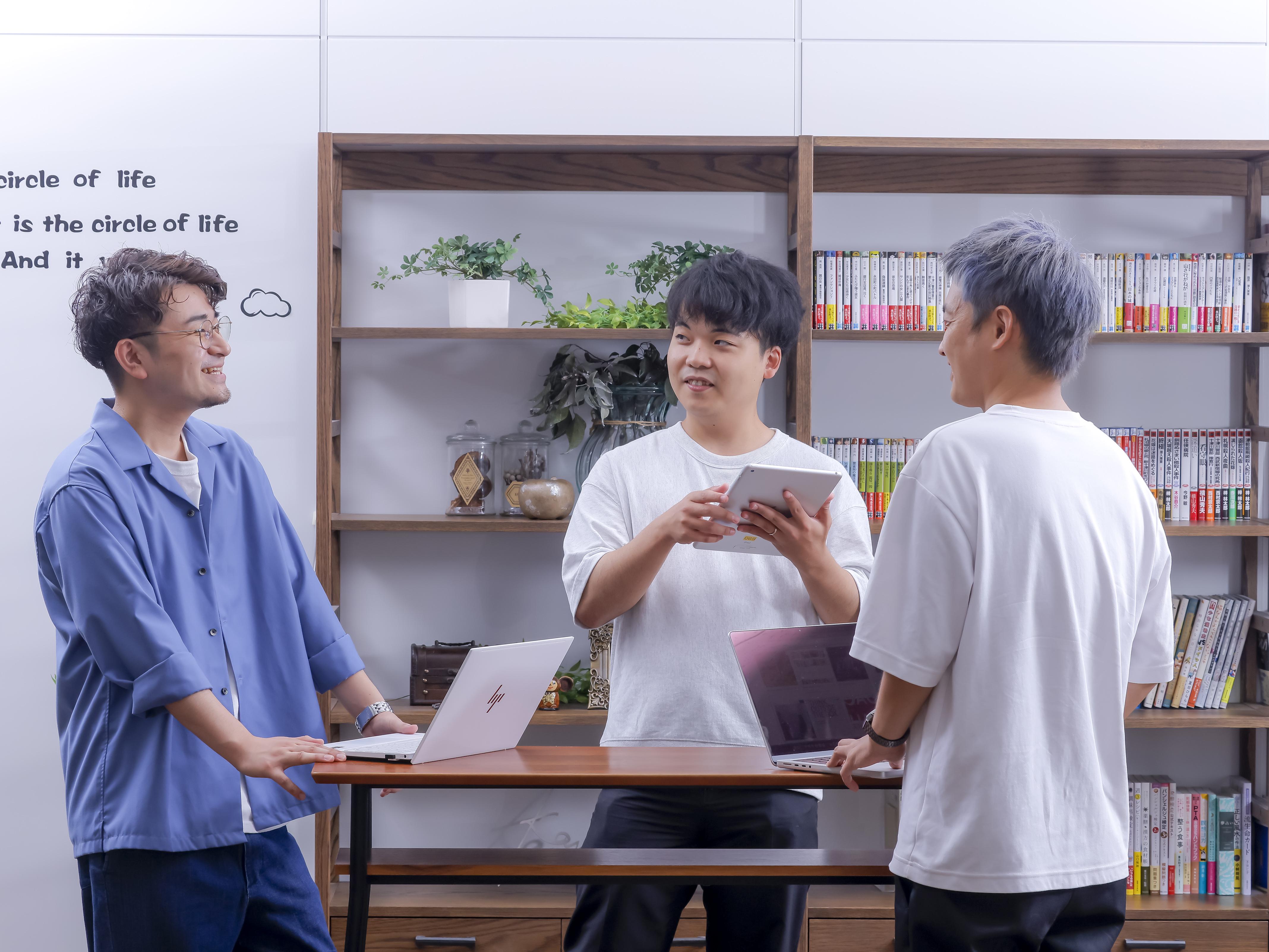 デザインやコーディングは外注に出さず、ほぼ100％を社内で制作しています。制作サイドとの密なコミュニケーションをベースに、各担当部署が相談しながら、チーム一丸となってクライアントへの提案を実施しています。