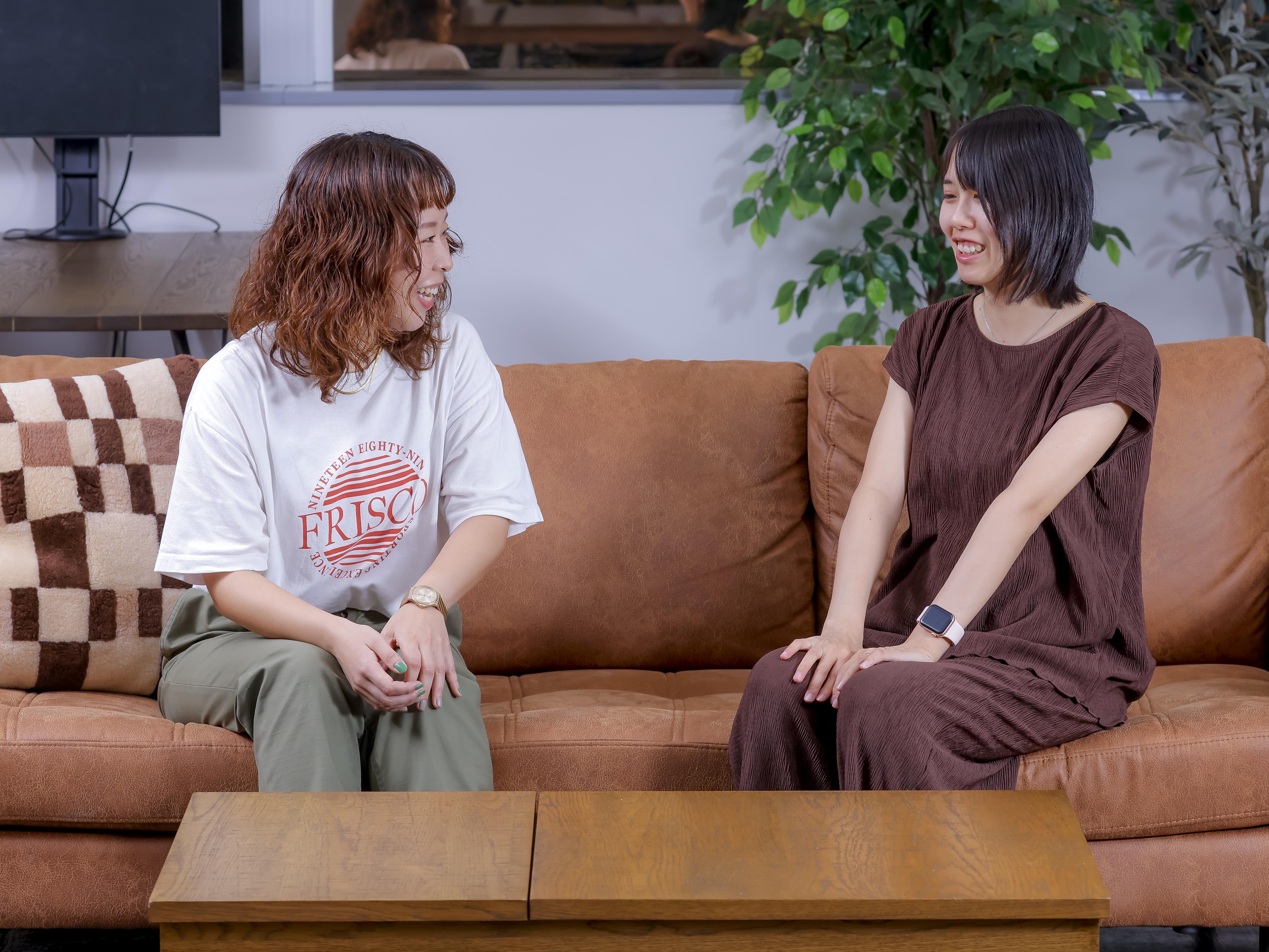 オフィス内やデスクには仕切りがなく、デスクも広めで作業空間はゆったり。コワーキングスペースでは自然と社員同士のコミュニケーションも取りやすいため、堅苦しい感じはなく、常に自然体でいられる雰囲気です。