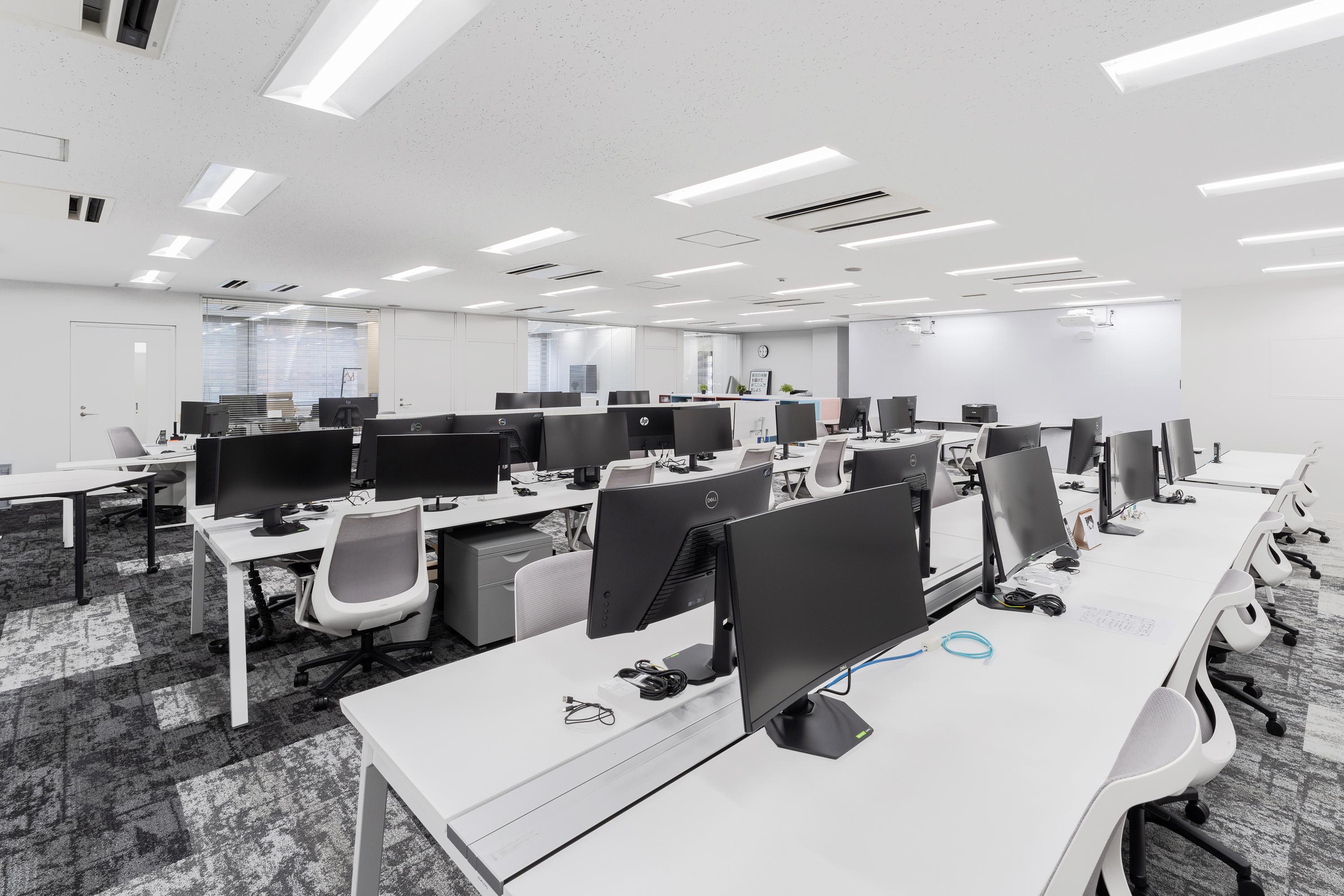 事業内容：Webサービスの企画・開発・運営