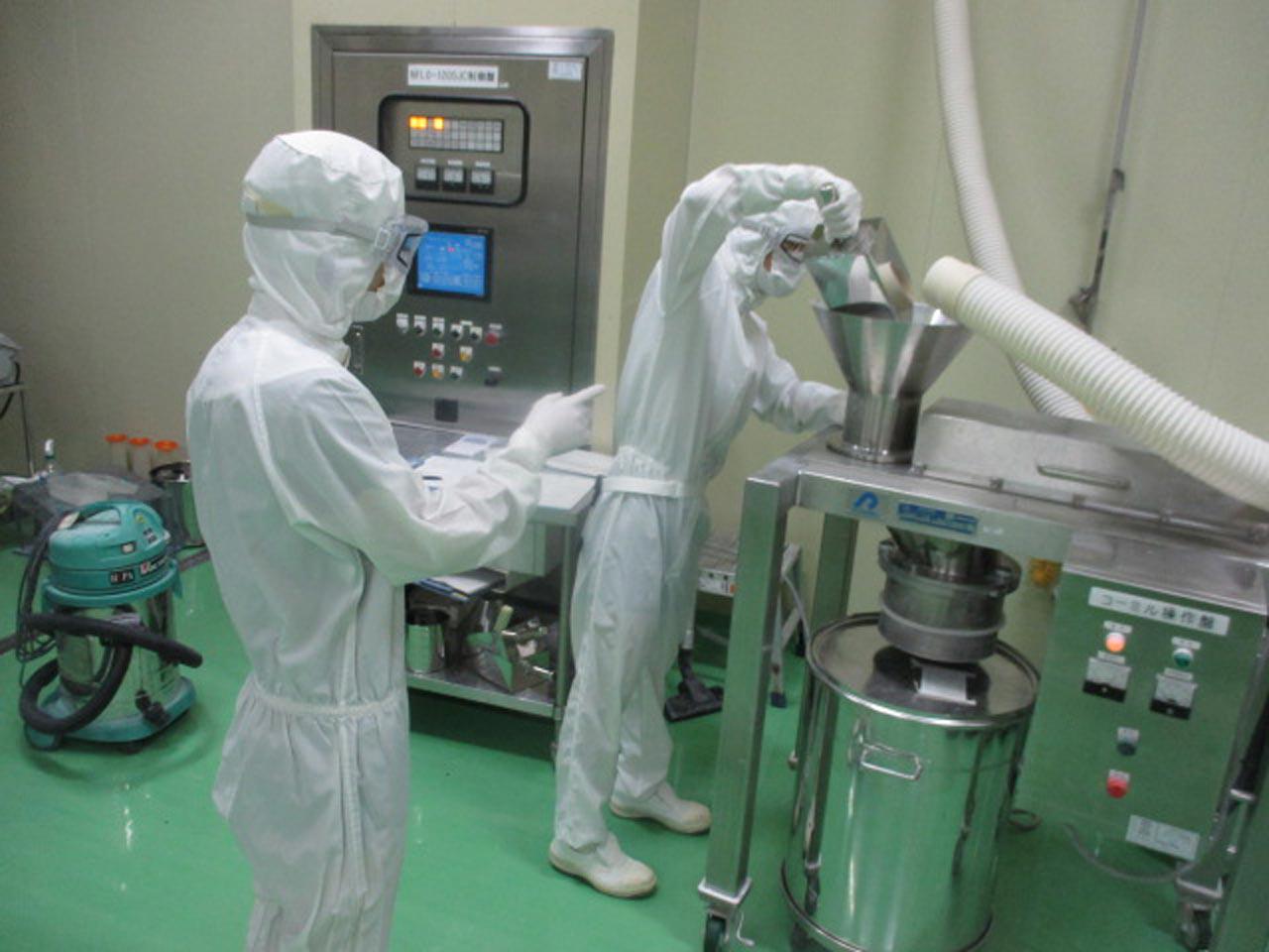 1日に約30万人分の医薬品を製造できる設備が整っている同社では、安定した医薬品供給を実現するために、『長期就業できる環境整備』『作業のルーティン化』、そして『高い技術力』の三つを重視している。