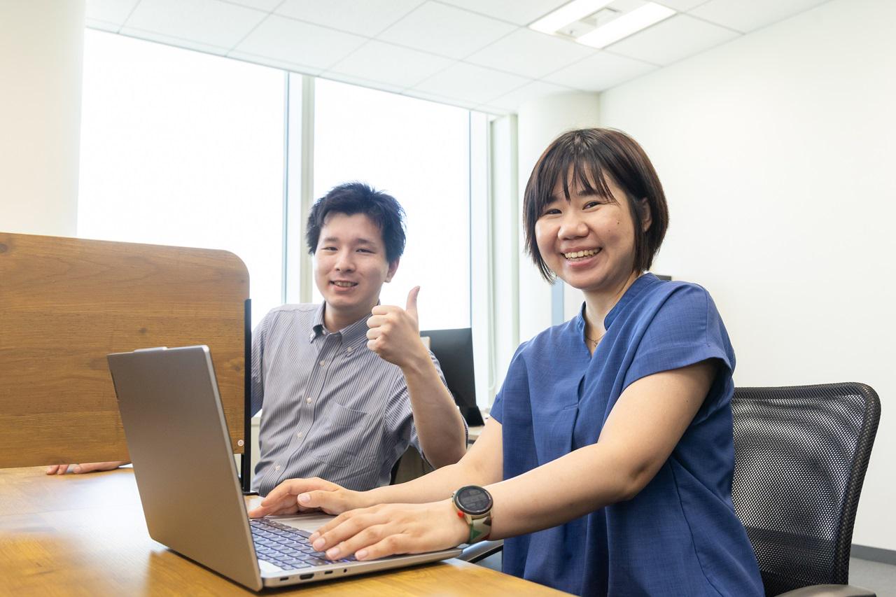 入社エンジニアの年収UP率100%、平均148万円アップ。等級制度による明確な給与体系で、何をすれば昇給するかが見えます。「頑張っているのに上がらない」をなくす仕組みがあります。案件満足度は約90%。スキルや志向に合った案件を複数提示し、エンジニア自身が納得して参画。