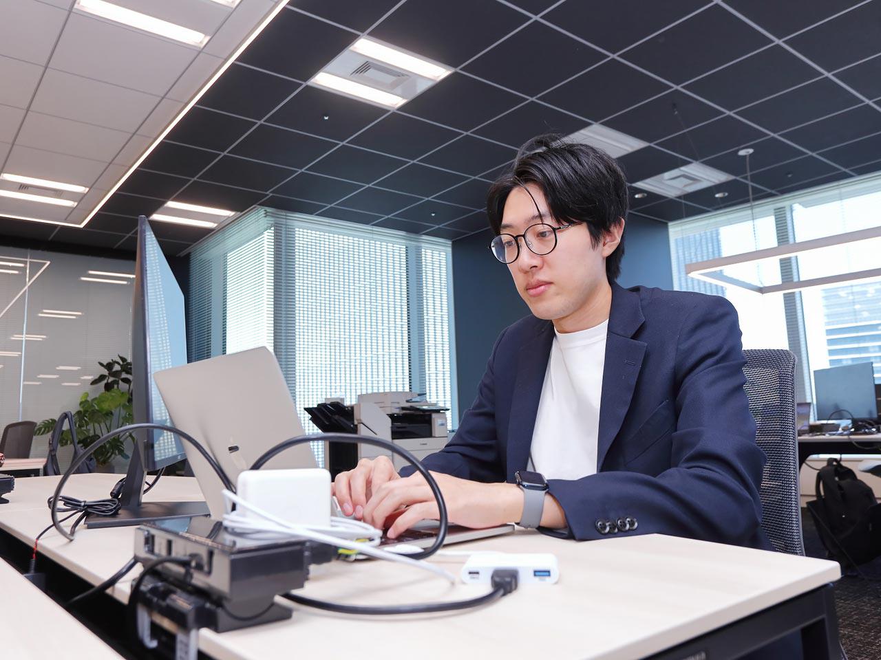 AIソリューション事業ではPoC（概念実証）を通じて、精度検証と実現可能性を確認し、その結果をもとに本開発へと繋げていく。