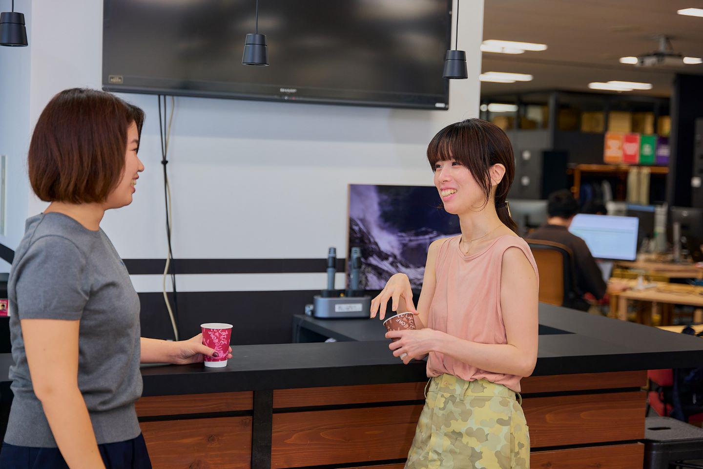 フリードリンクを楽しめるバーカウンターは、業務の合間にほっと一息つきながら会話を交わす場。自然なコミュニケーションが生まれ、アイデア共有やチームビルディングのきっかけにもなっています。