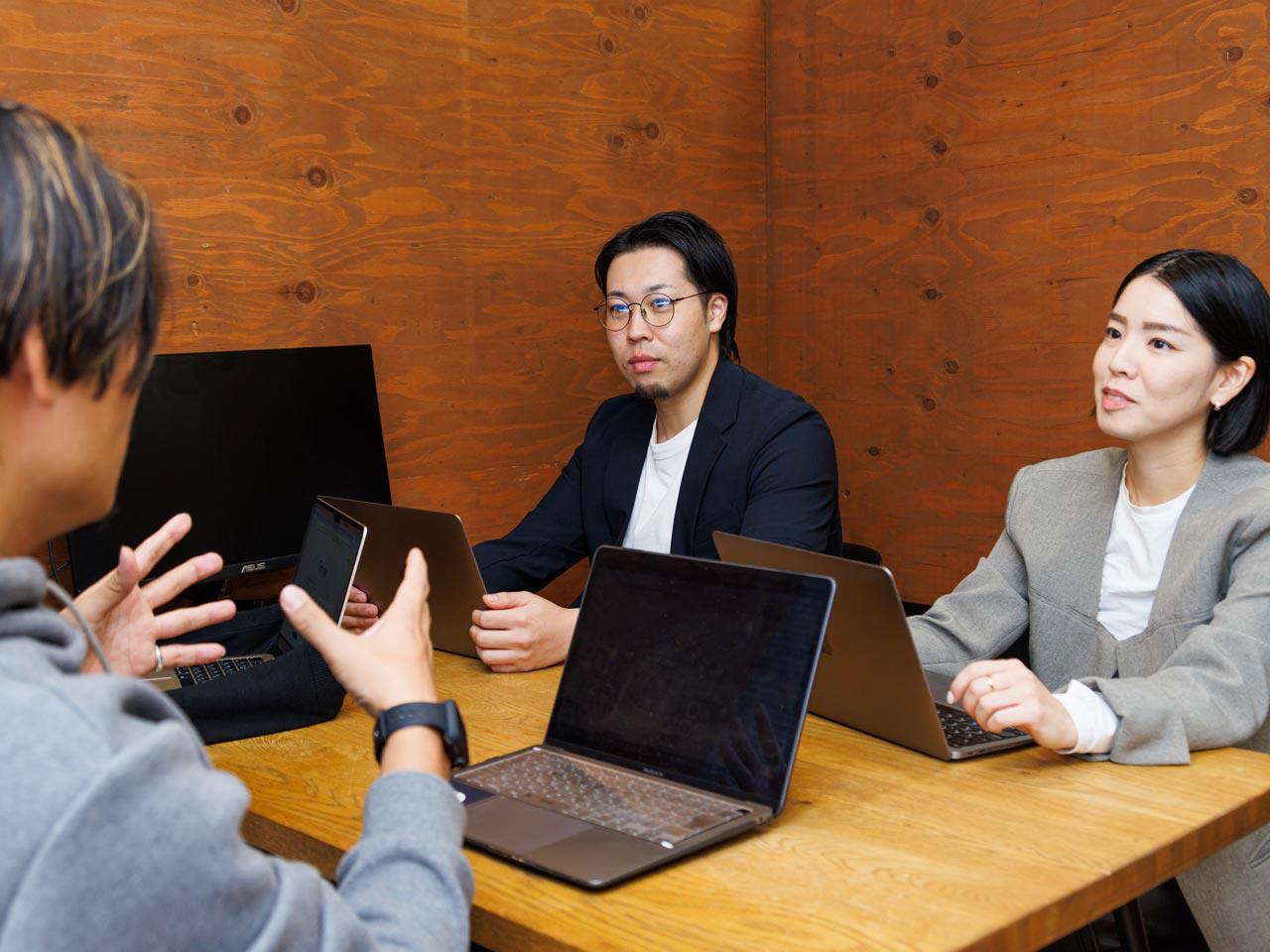 『シューマツワーカー』では、ハイスキルで優秀な人材を求めている企業と、収入アップ、スキルアップのために副業を探しているワーカーを繋ぎ、双方のニーズを満足させる。企業が応募した人材の中からマッチする人材を選ぶ「マッチングプラットフォーム型」ではなく、企業が求める人材を紹介する「エージェント型」であることが主な特徴である。