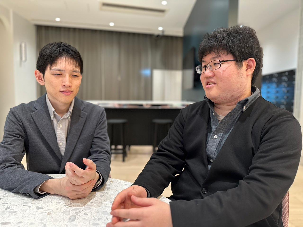“エンジニアファースト”の組織風土があり、年間休日は140日。月平均残業時間も5～6時間と極少。