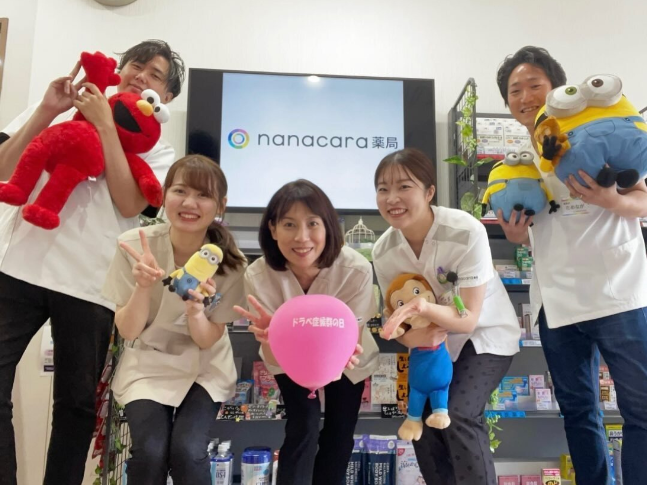 2023年10月2日にてんかん専門の薬局「nanacara 薬局」を開局しました！
現地診療はもちろん、オンライン診療もできる薬局で「薬剤師をてんかん医療の新たなプレイヤーにするべく」患者様やご家族様との気軽にご相談できるような薬局を作りました。
薬局内でさまざまな方と交流できるスペースも作るなど、これまでにない薬局を開局しました。