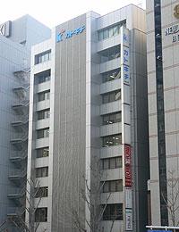 交通至便な新大阪駅前のビルに<br />オフィスを構えている。<br /><br />