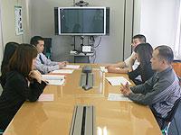 出張が多い営業マンも今日はオフィスで<br />会議。横浜支店などとはテレビ会議も。 <br /><br />