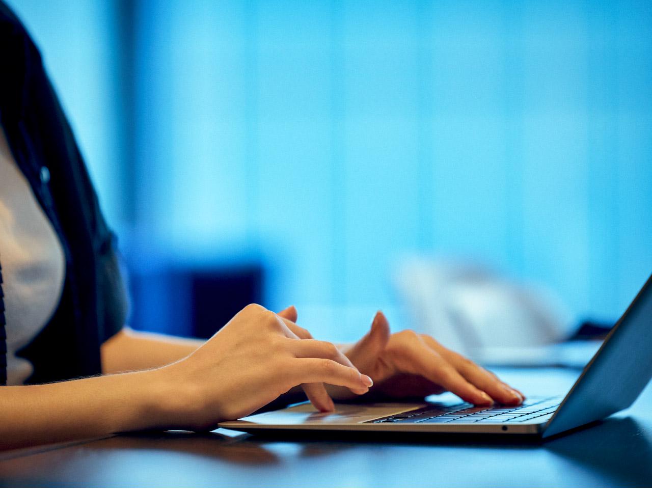 フラットな組織風土の下、全員が当事者意識を持って、主体的に考え、行動することを大事にしています