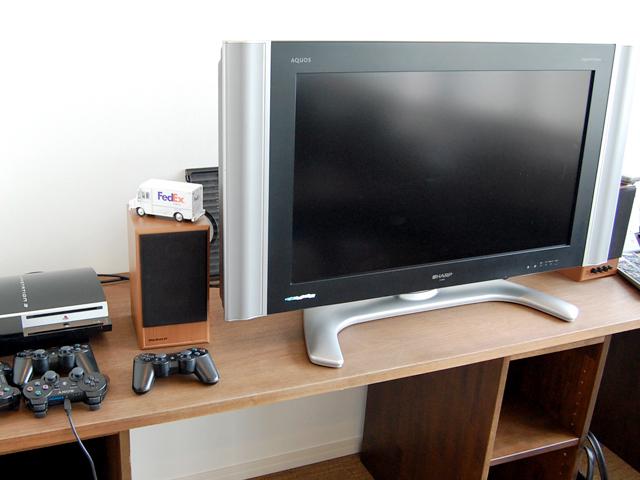 プレステで遊んだり、漫画を読むのも仕事のひとつ。