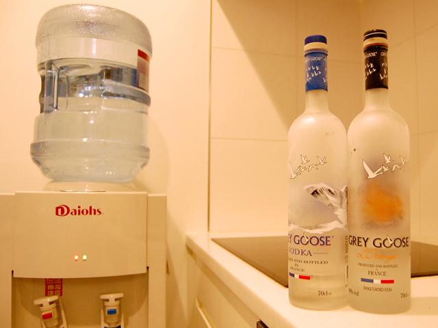 オフィス内のキッチンには、いつでも好きな時に一杯できるようにアルコールも。