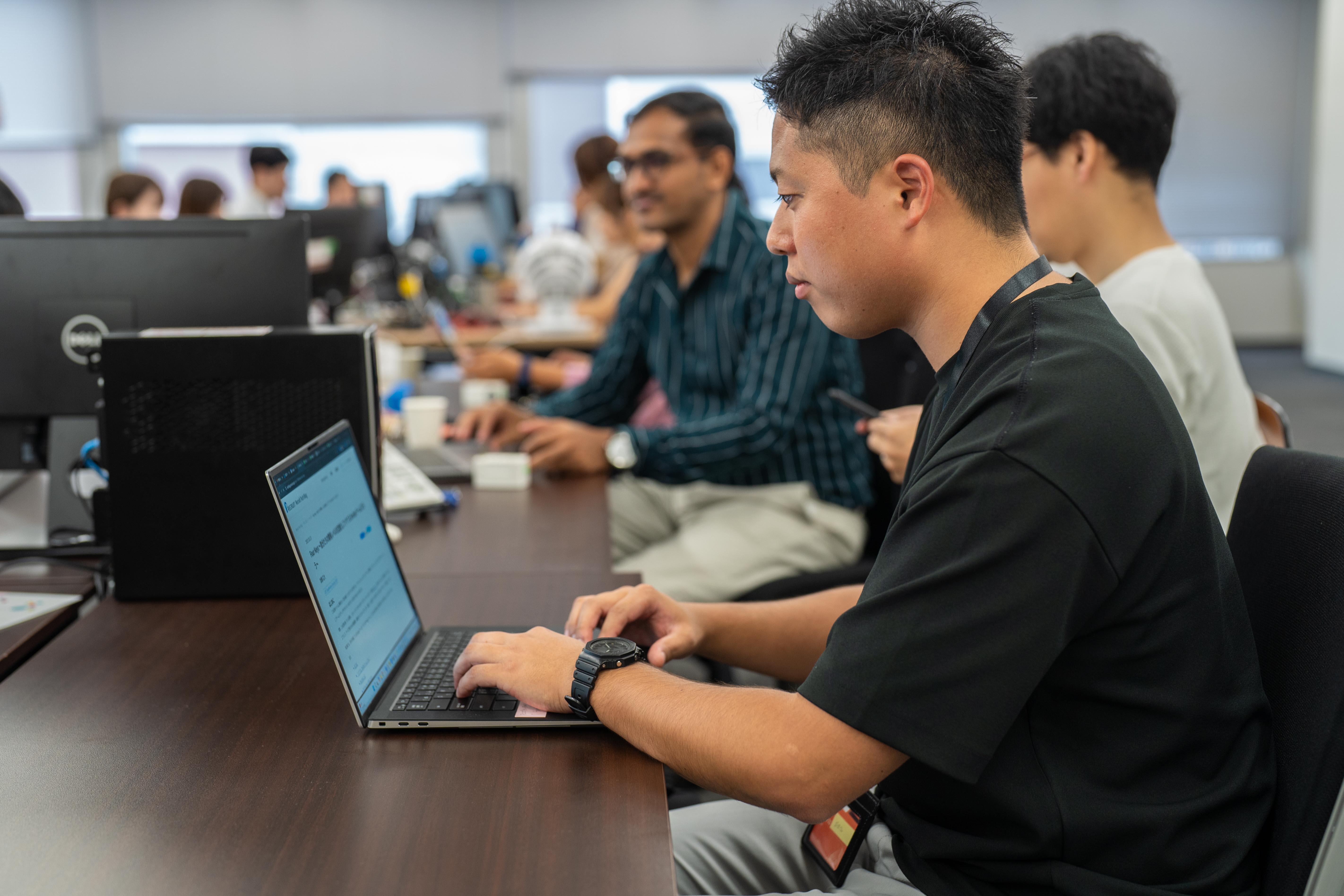 ネクスタの開発環境は、スピード重視。それでいてコードが整理されていて分かりやすいと語る開発メンバー。