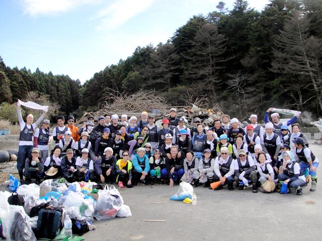 有志を募ってバスをチャーターし、石巻市において復興支援のボランティアを6回実施。