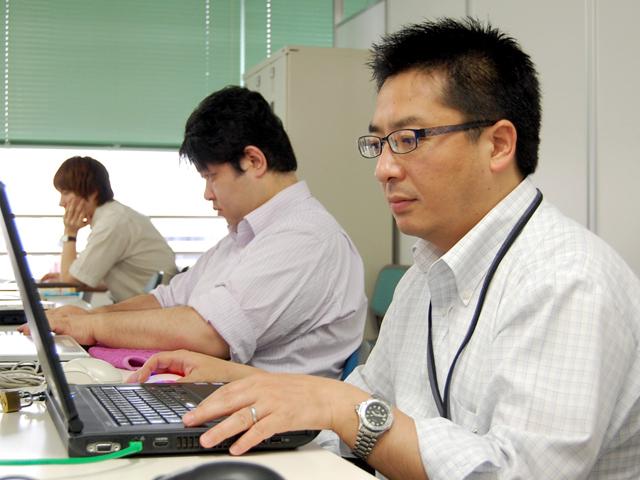 資格取得時の受験費用の半額を会社が負担