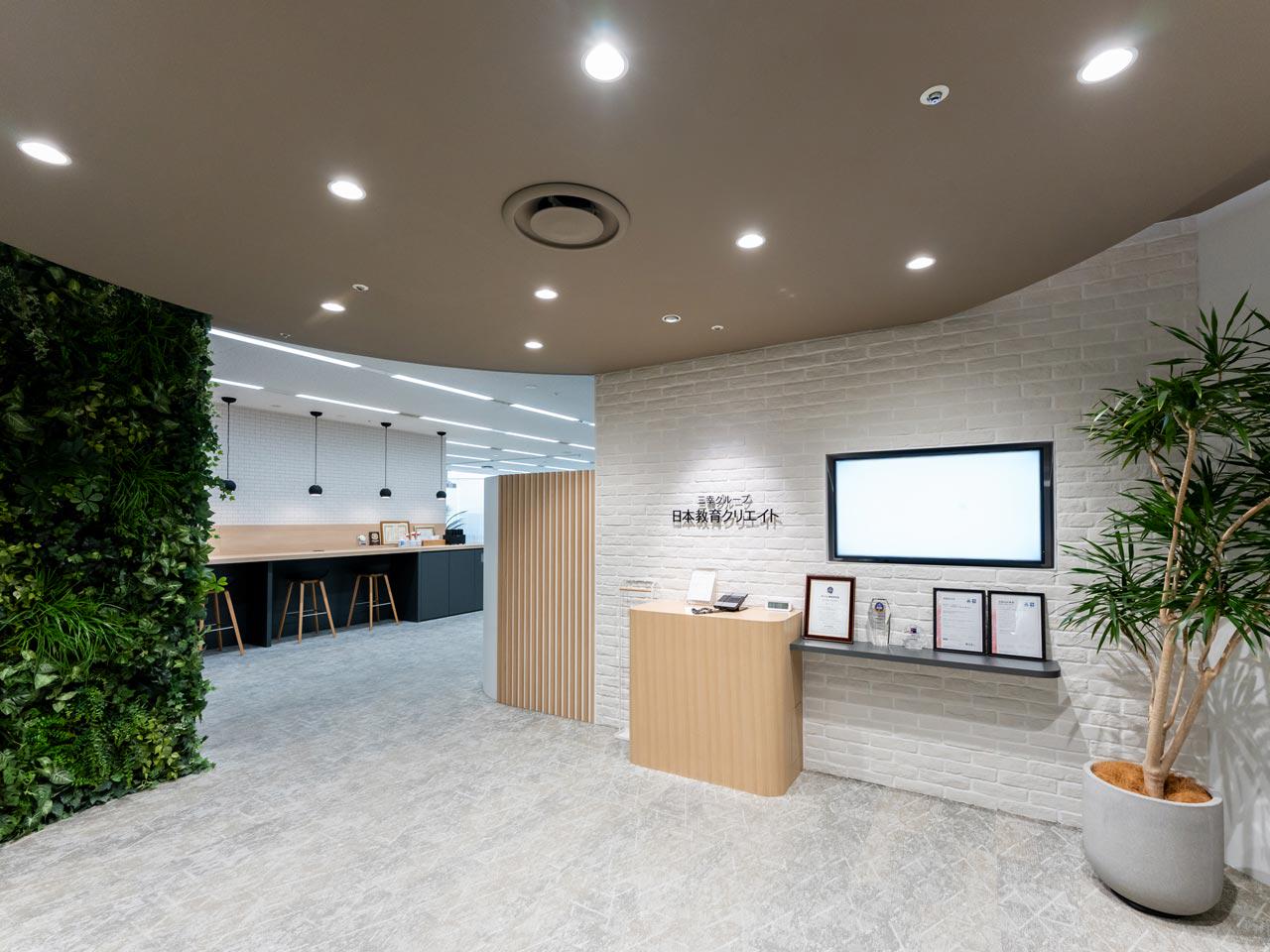 同社は、「教育×人材」を軸に事業を展開する三幸グループの一員である。