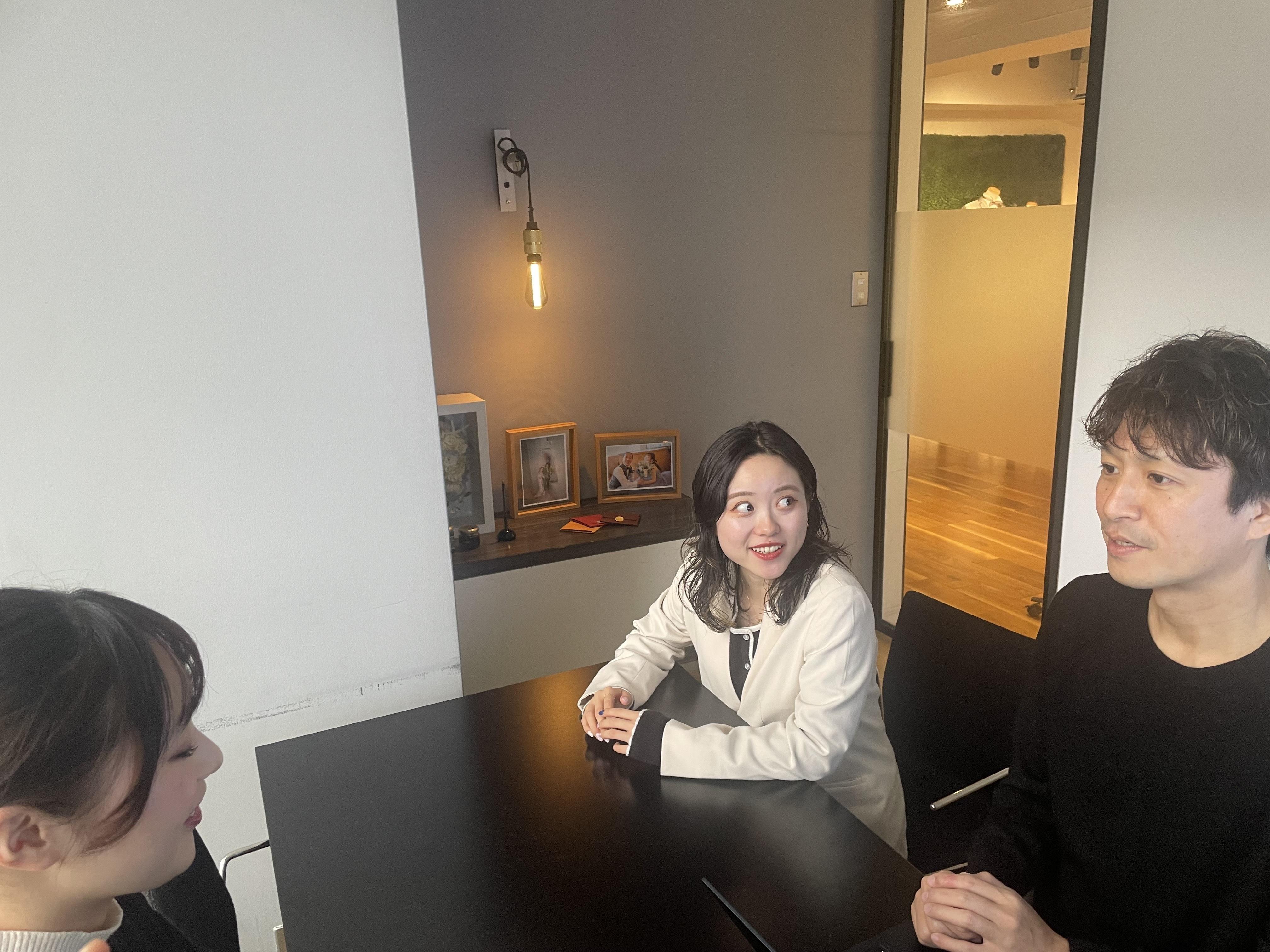 事業内容：国内6,000以上の結婚式場、先輩花嫁による口コミサイト｛みんなのウェディング」