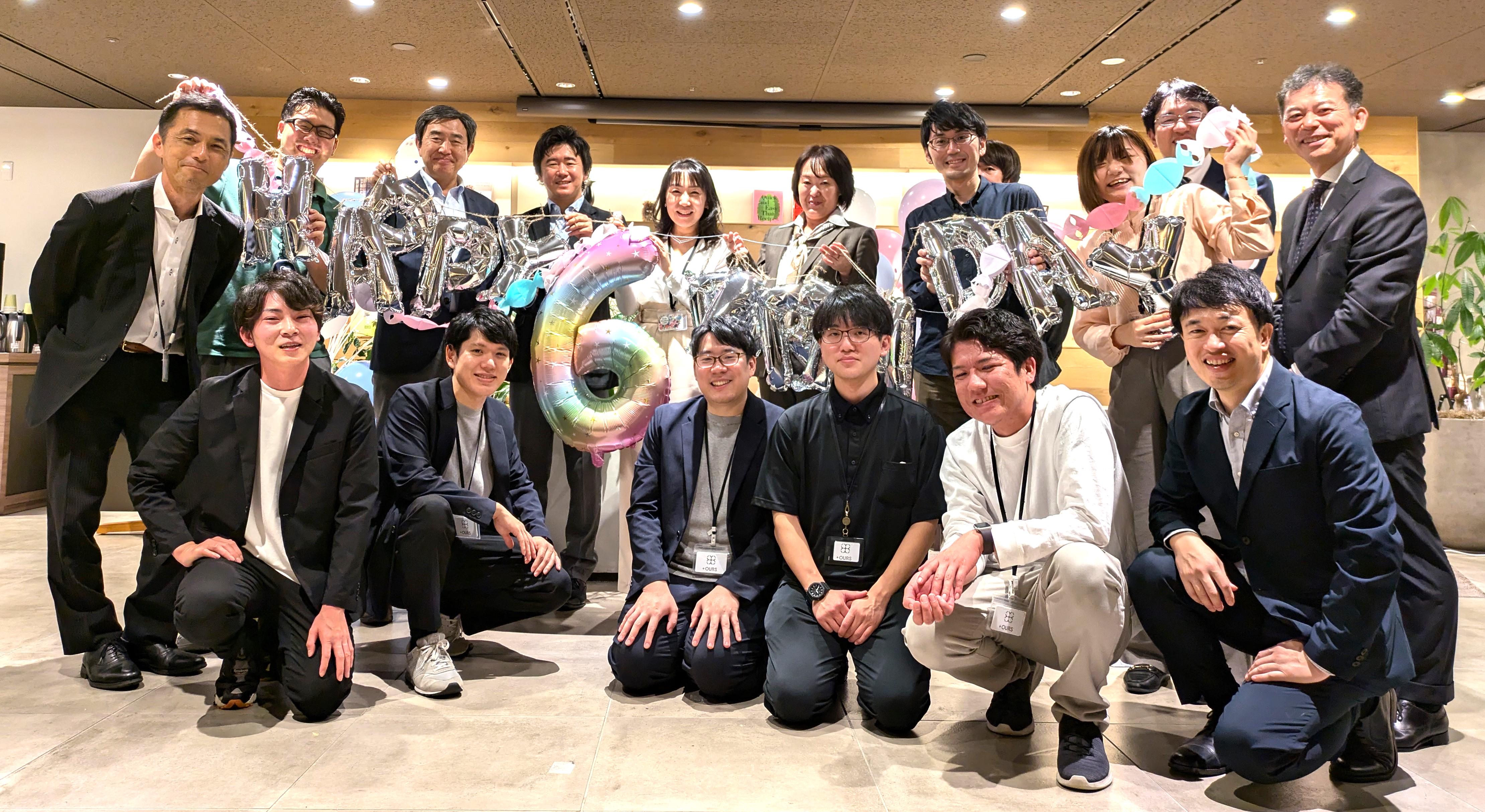 中堅・中小企業（SMB）の業務効率化に向けたDX推進コンサルティングベンチャー。写真は今年6周年を迎えた際の集合写真。