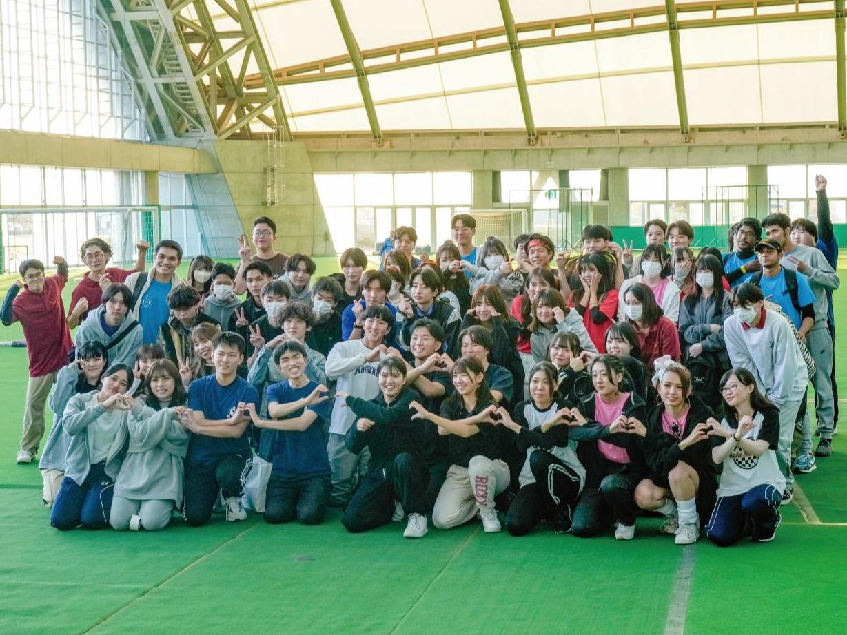 総勢900名が参加するスポーツ大会。学科の壁を越えて互いに競い合い、チームワークの大切さを実感しながら汗を流します。もちろん、教員も参加します。