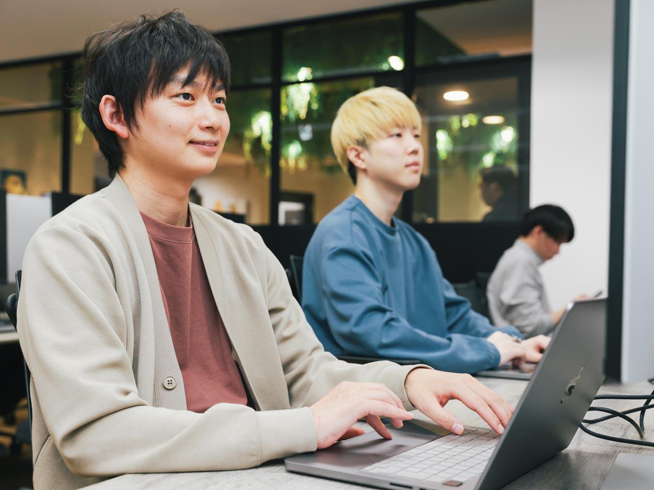 “Goodbye past, Hello future.”「社会通念や常識にとらわれず、他でもない自分たちのアイデアを信じ、まだ世の中にないものを生みだす。」というフィロソフィーの下、1兆円以上を売り上げる目標を掲げて“AI-First Products”を創出。