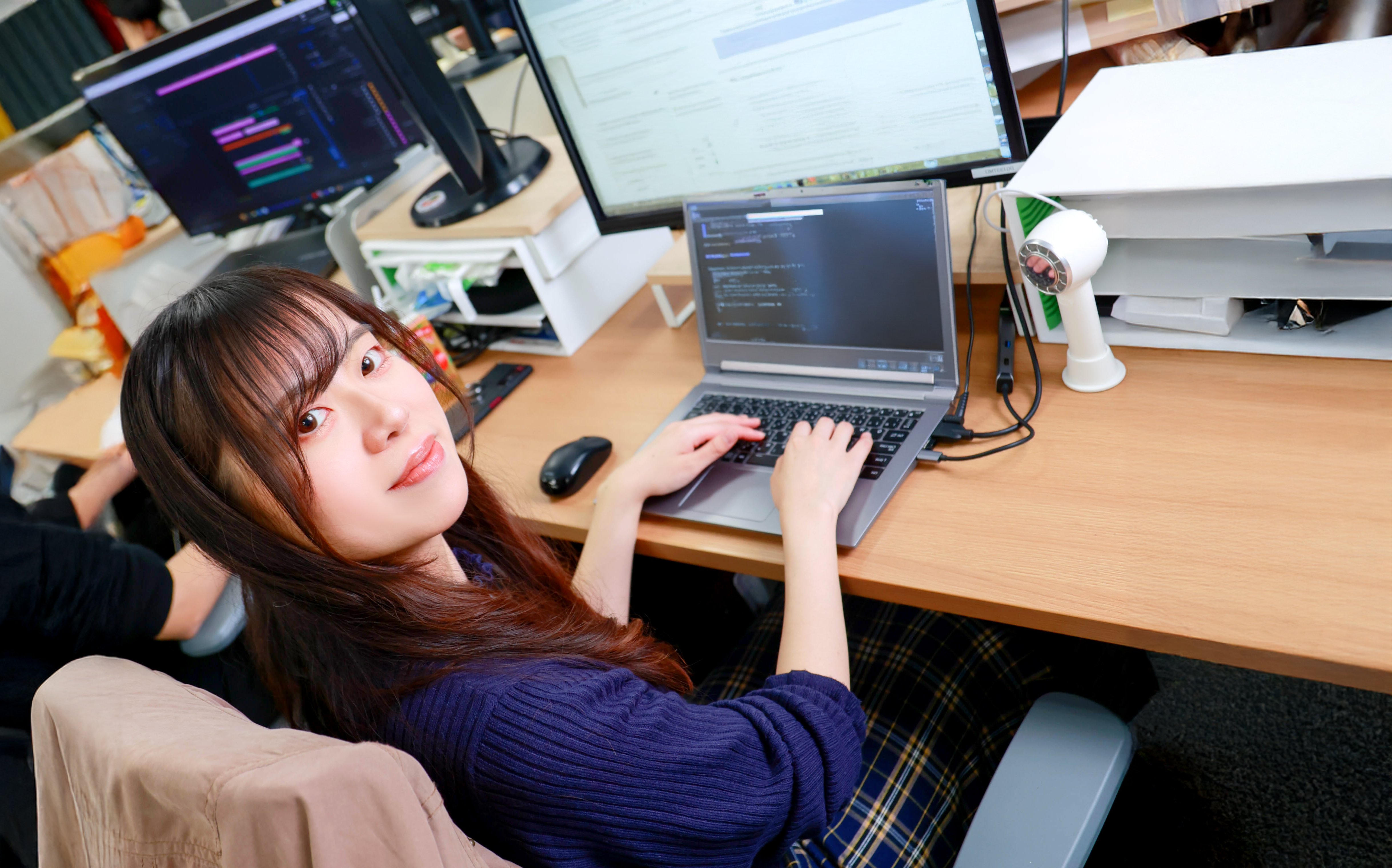 デュアルディスプレイを備えたデスクで作業環境も良好。