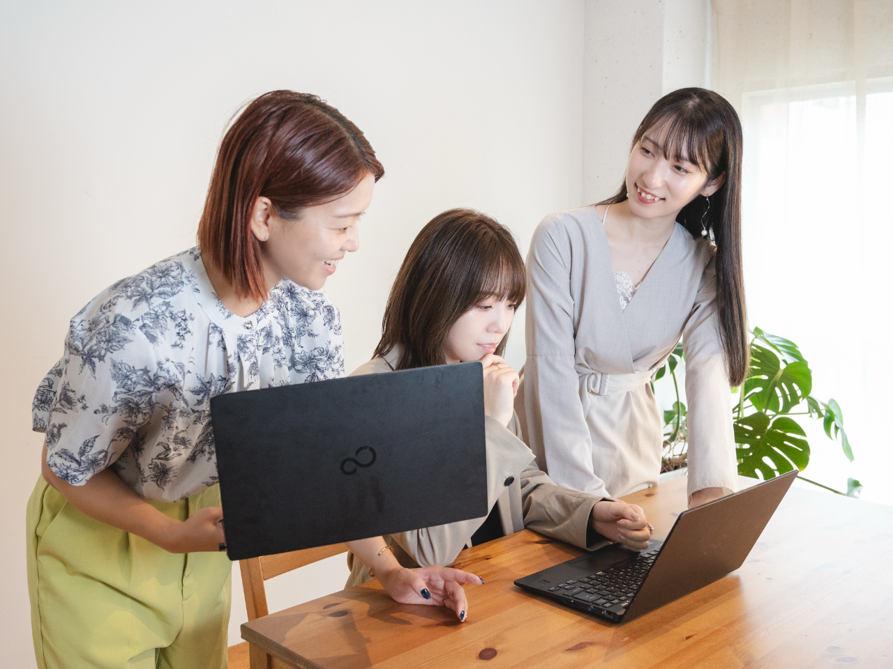 組織はリーダーと部長がいるだけのフラットな階層で、経営陣との距離も近く、意思決定はとてもスピーディー。