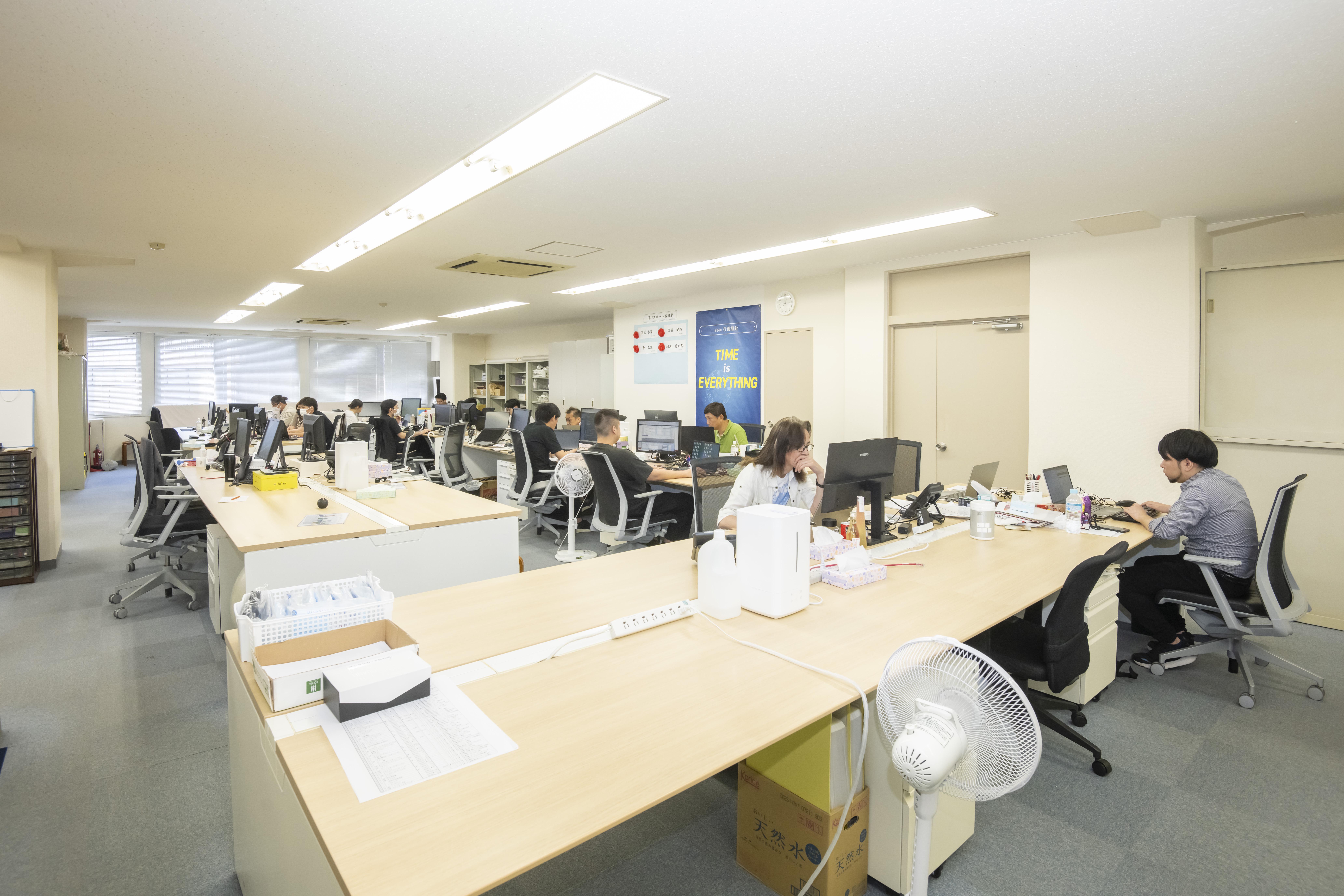 外国人社員が40％近くを占め、チームワークを重視して毎朝就業前の社内清掃や朝礼、「プレミアムフライデー」等のコミュニケーション深耕の機会づくりは特徴的。
