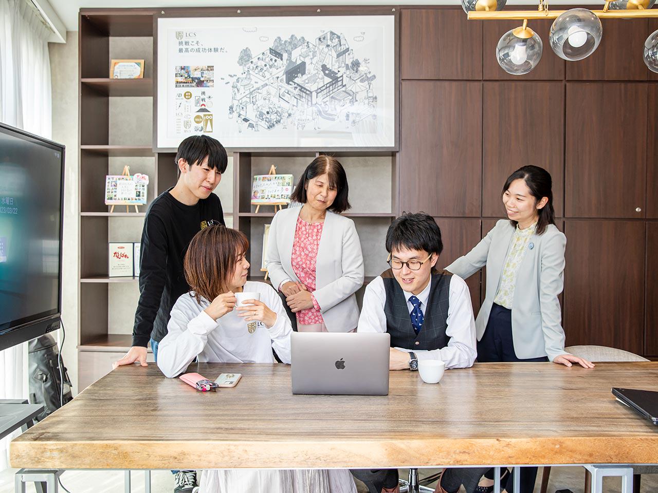 同社では、終身雇用制を基本方針に掲げ、明確な教育プログラムと評価基準を設けるとともに、健康や資産形成を軸にした福利厚生を用意する等、集中して仕事に取り組める環境を整えている。