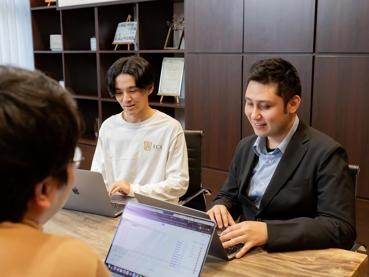 近年は数々の個人や企業を支援する中で培った課題解決力を武器に、システム開発事業にも注力中である。