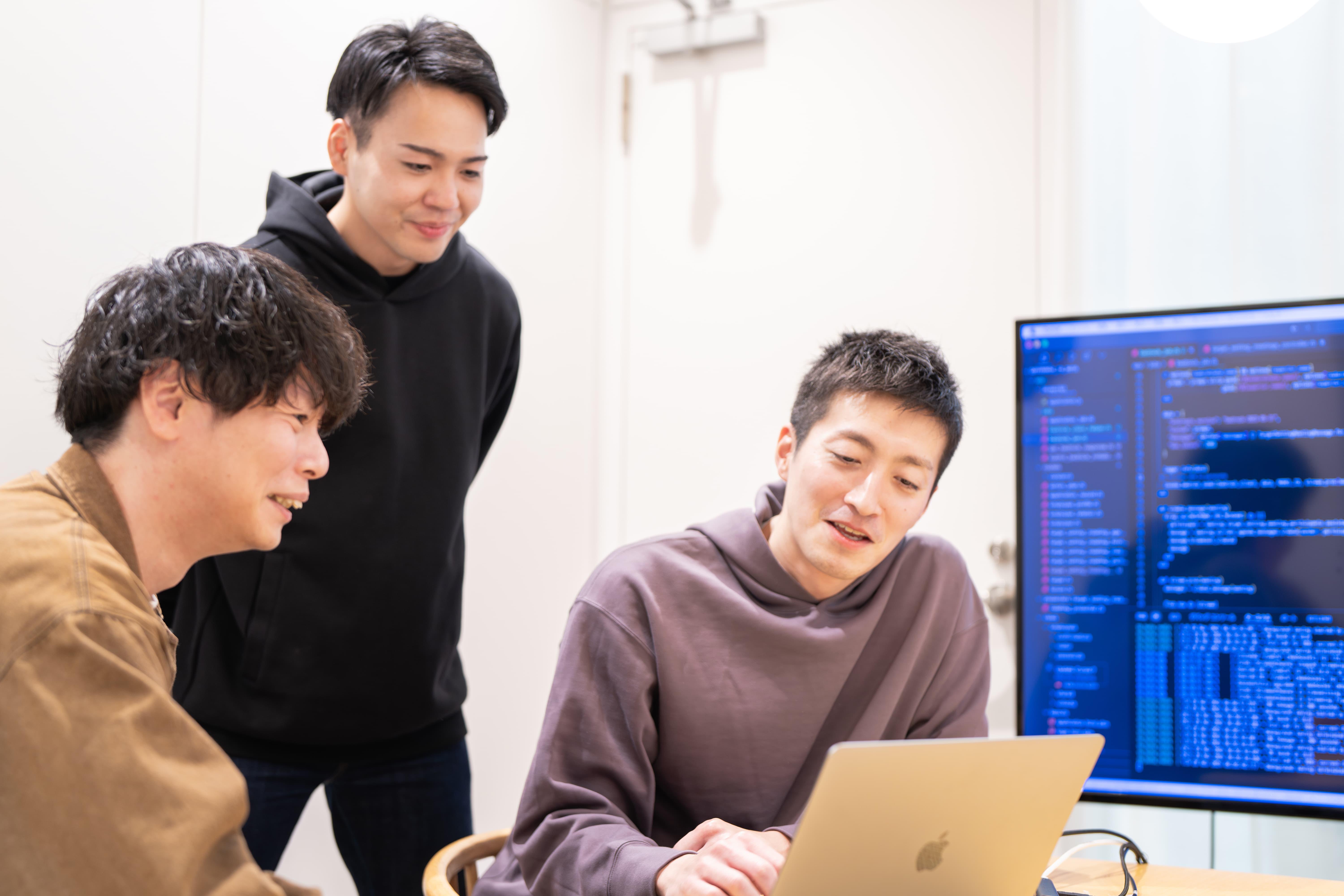 エンジニアリングとクリエイティブに関わるメンバーが協働して、ユーザーが求める価値を探究しプロダクト作りをしています。