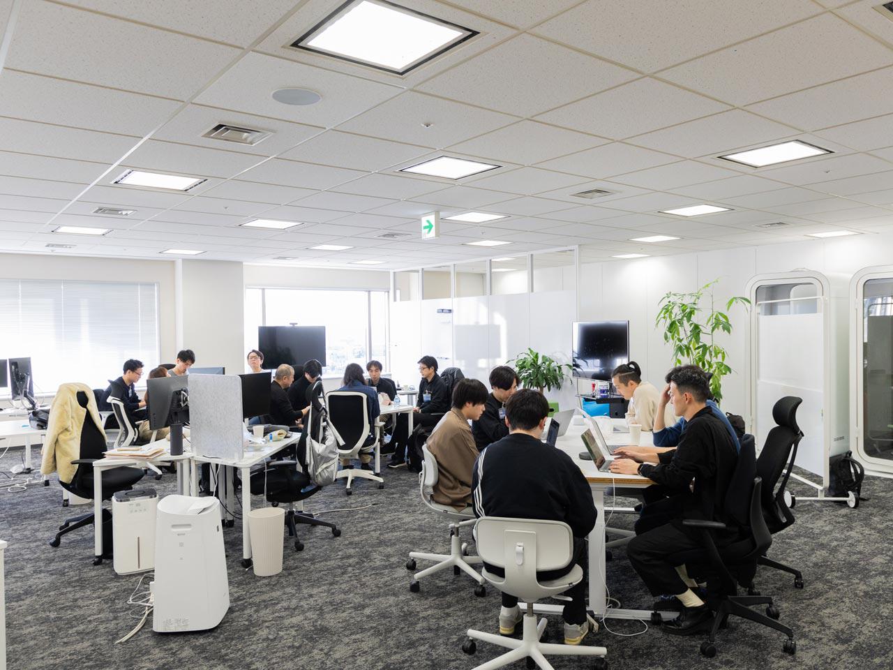 フルリモートやフルフレックス勤務が可能な評価制度を廃した環境で、意志を尊重し合いながら働けるカルチャーを実現。