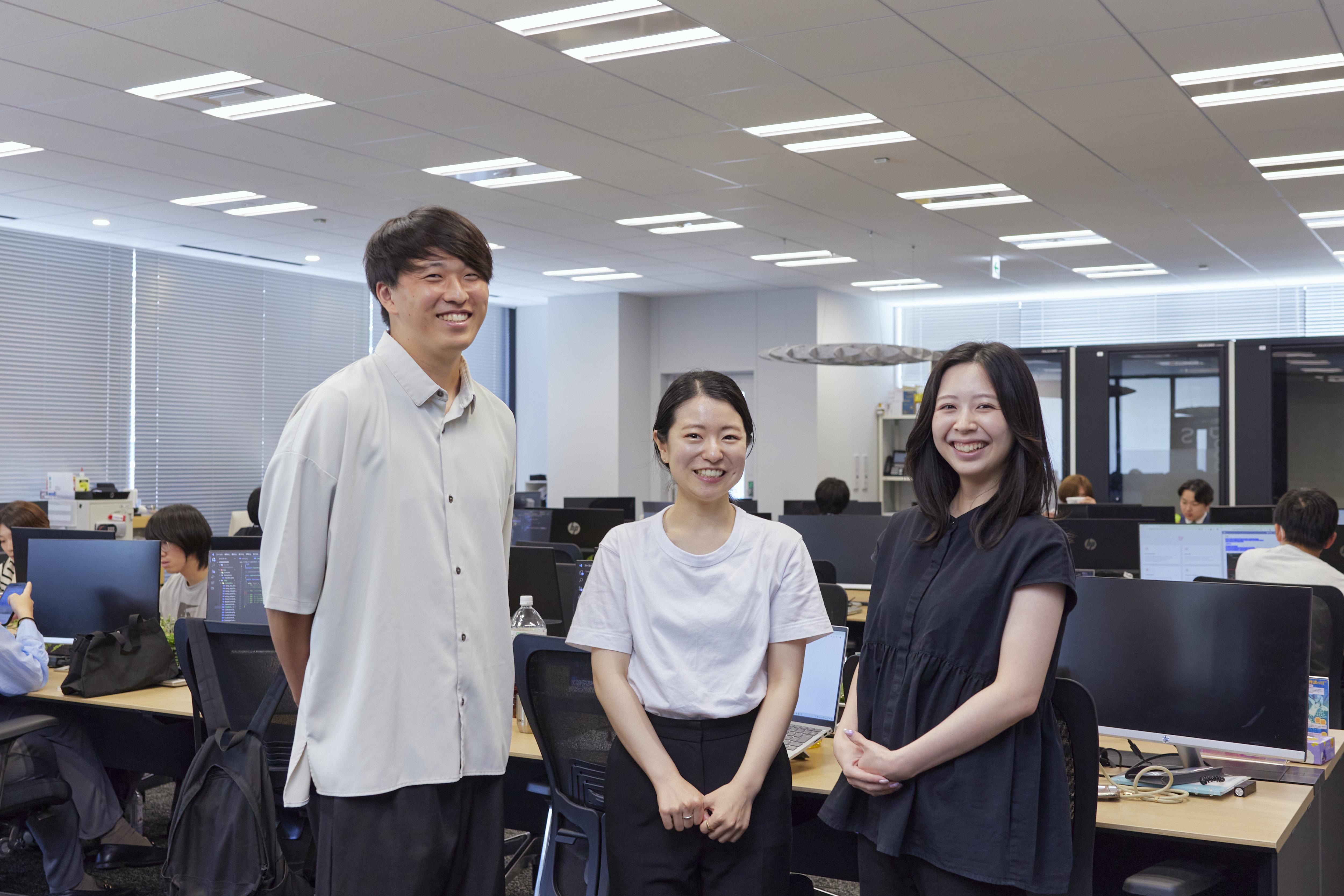 入社後の約3カ月間は研修期間にあてられ、業界についての知識やコーディングスキルを基礎から身につけたり、振り返ったりすることができる。資格取得を目指している人には、教材の提供や受講費用など、手厚いサポートが受けられる。