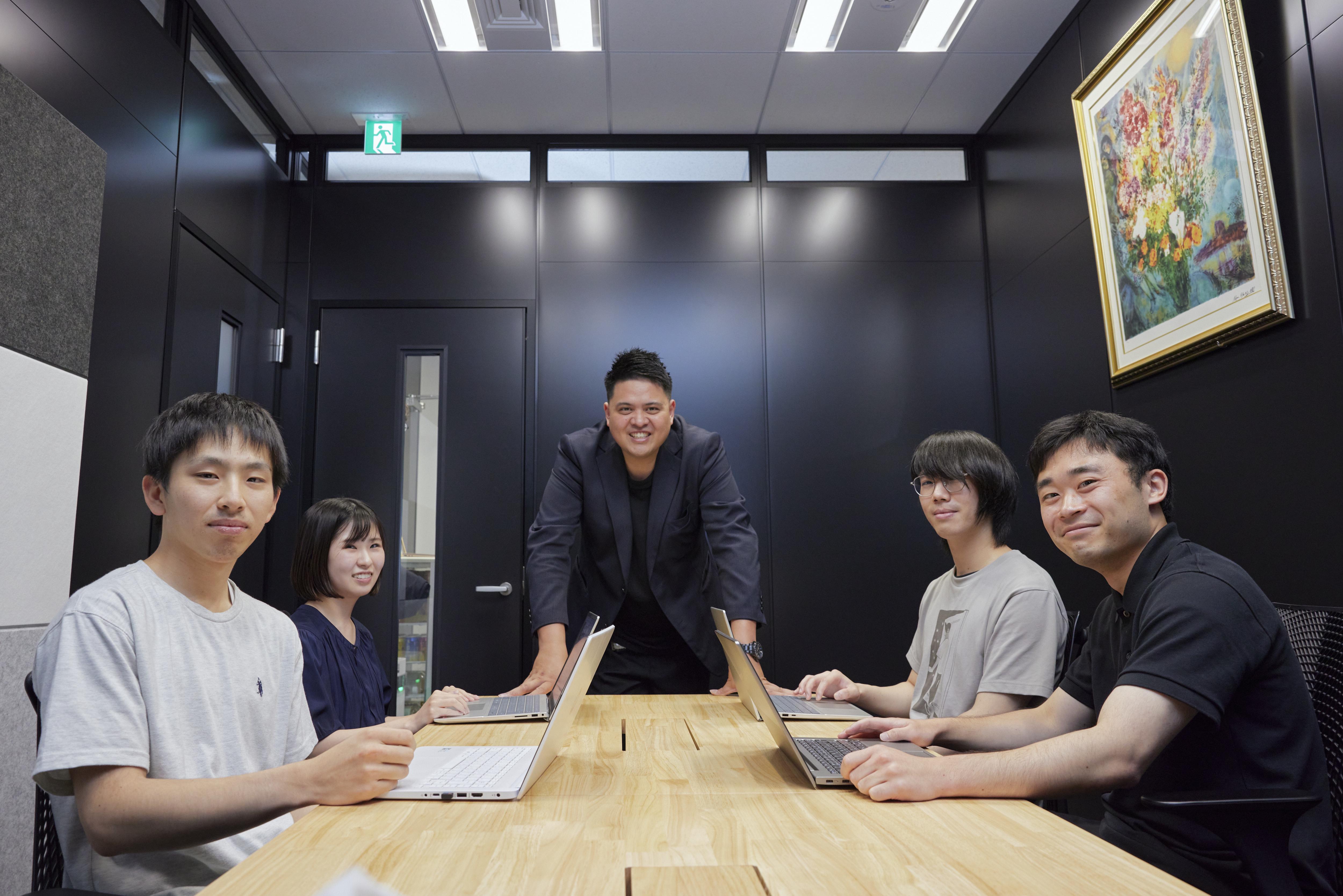 自社内ですべての運用をおこなうことで、クライアントの要望に沿ったサービスを提供できるのが大きな強みとなっています。