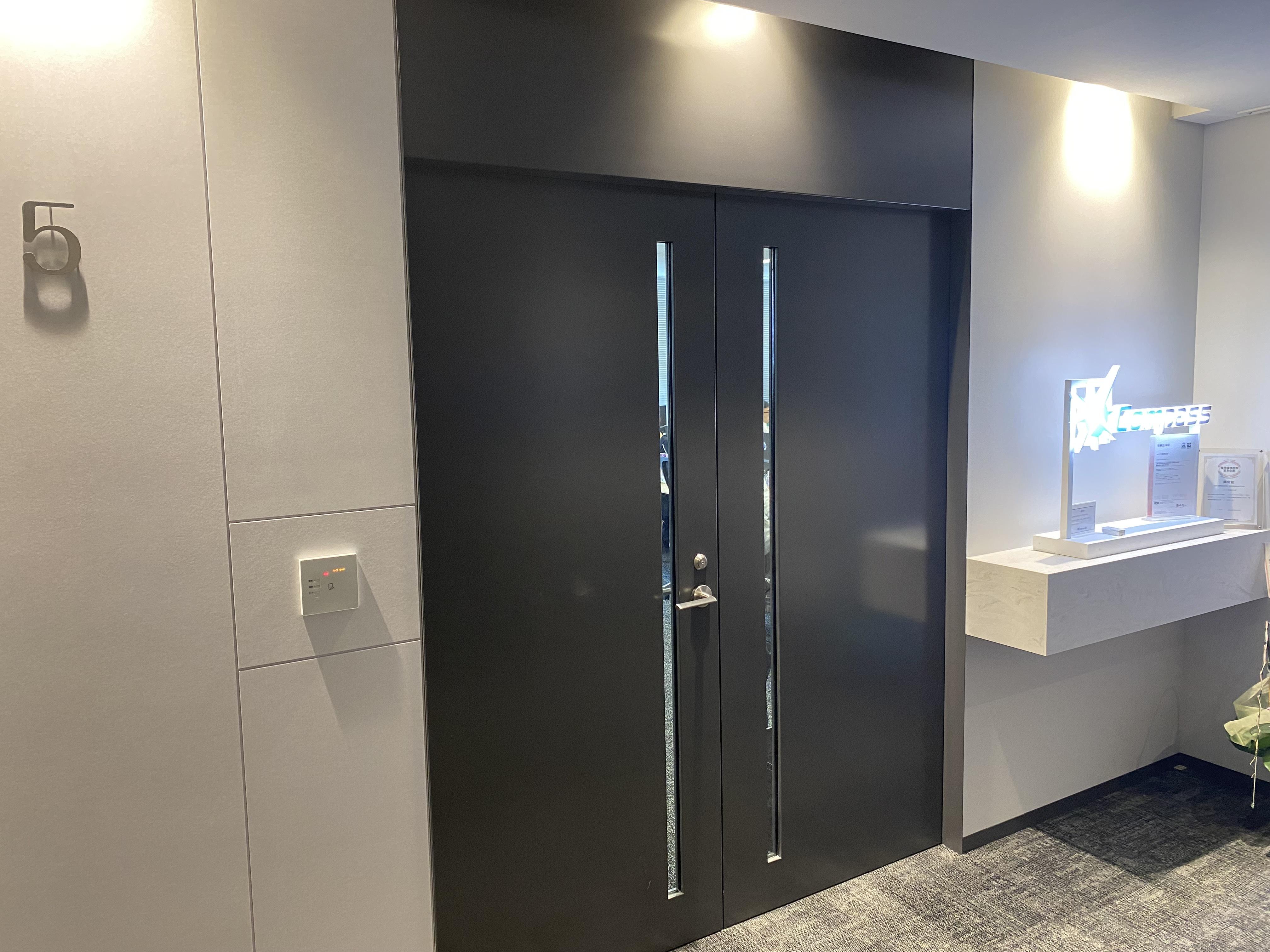 コンパス株式会社は、中小企業向け業務管理システムの開発や官公庁などのインフラ構築・運用・保守、スマホ向けアプリ開発など、幅広いソリューションサービスを提供する会社です。