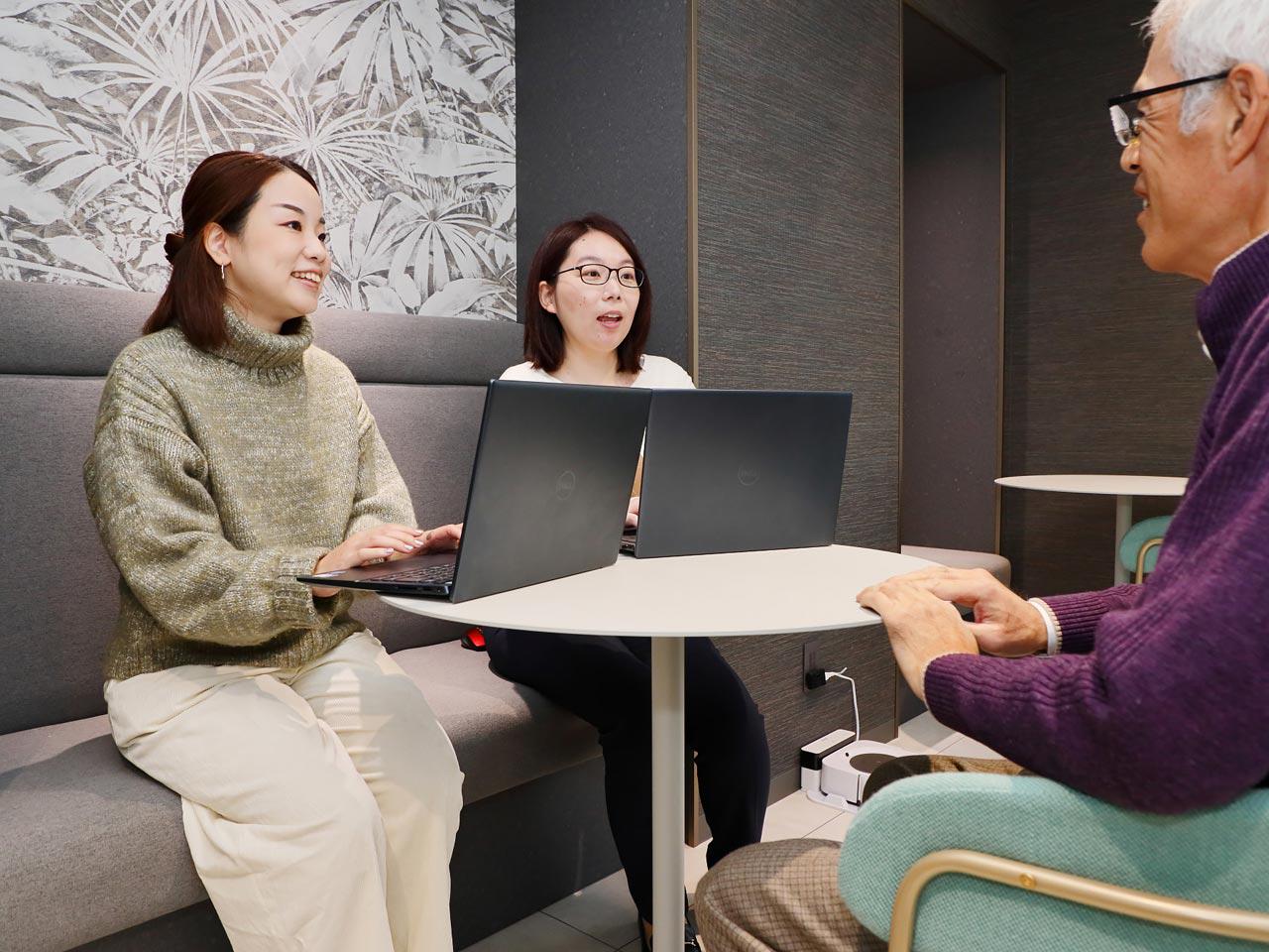 ある菓子メーカーのデジタルマーケティングでは、広告を使わずに売上を2.3倍にまで成長させる。また新規開発した大手金融機関のスマートフォンアプリは登録口座数1,000万クラスに到達。