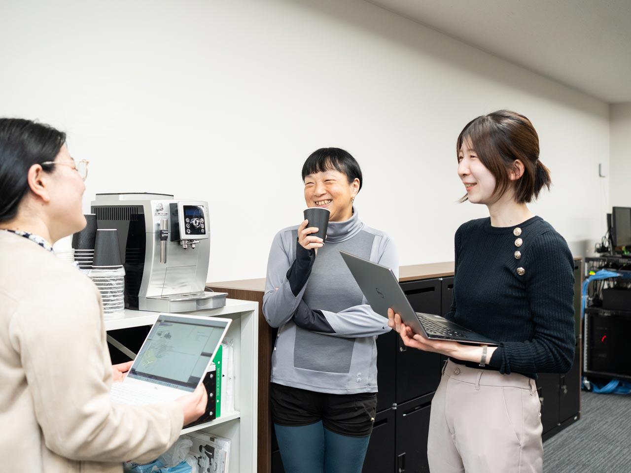 働き方としてはリモートワークに加え、育児や介護などを行う必要のある社員は時短勤務が可能だ。フレックスタイム制の導入も検討しているという。